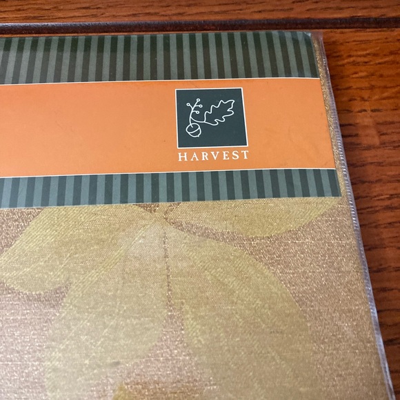 New round Vintage 50% silk 50% polyester gold leaves  Table cloth 70” round - Picture 3 of 6